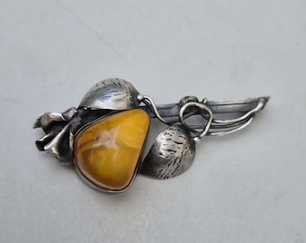 Art Nouveau brooch with rose and butterscotch amber | Handmade around 1900, silver chased and engraved, 58×28mm I 1472