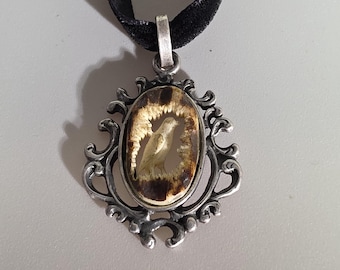 Antique silver pendant with staghorn carving of a bird of prey, baroque setting on a velvet ribbon, traditional Bavarian jewelry, Schmuckrausch vintage 1232