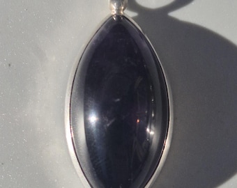 Anhänger Amethyst – navetteförmiger Cabochon – dunkelviolett  – 925 Silber  – Werkstatt Bali um 2000 –  1254