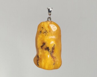 Vintage amber pendant, natural amber with patina, silver eyelet, Schmuckrausch Vintage 1940s