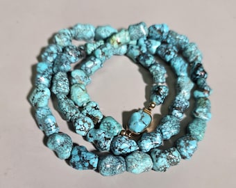 Hubei Turquoise Necklace 130g – Large Nugget Beads, Spiderweb Matrix, 585 Gold Box Clasp with Turquoise – Schmuckrausch Vintage I 1392
