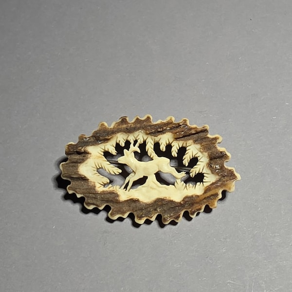 Antyczna bawarska broszka z jeleniem | Ręcznie rzeźbione poroże | Niemcy ok. 1900–1930 | Jewelry Rush Vintage 1082