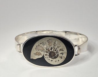 Designer bangle in 800 silver with pyritized ammonite, 1970s jewelry craze, vintage 1950s
