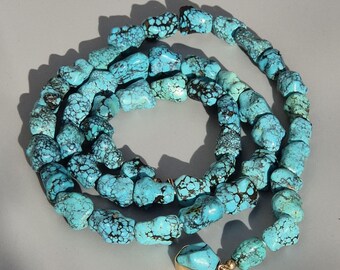 Hubei Turquoise Necklace 130 g – large nugget beads, spiderweb matrix, 585 gold box clasp with turquoise – Schmuckrausch Vintage 1392