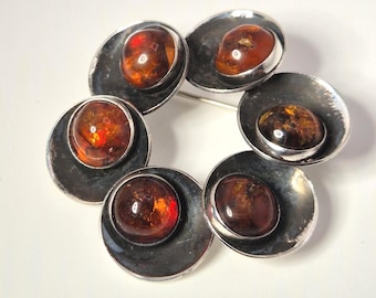 Vintage sterling silver brooch from Denmark, NEFROM, with cognac-colored amber, 43 mm, flower shape, 10 mm cabochon – Schmuckrausch Vintage 1762