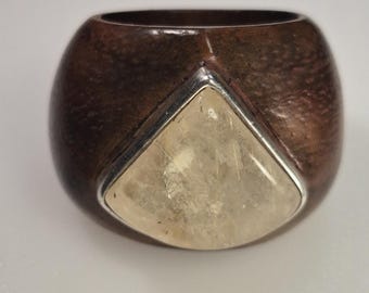 Makassar ebony ring with rutilated quartz – triangular cabochon 16×18mm – golden pins – size 56 – silver 925 – unique piece 1746