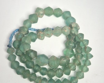 Light green faceted Jatim Beads, old Java glass bead strand, transparent collector's item, 58 beads, 60 cm – Schmuckrausch Vintage 1975