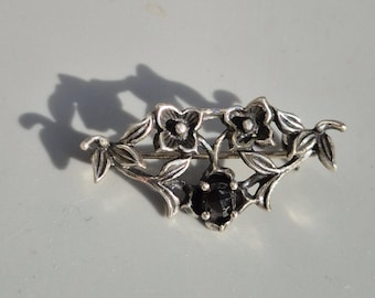 Small Art Nouveau brooch in silver with garnet – delicate openwork with flowers and leaves – Schmuckrausch Vintage 1164