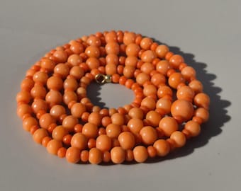 Long coral necklace, 70 cm, from the 1970s, round salmon-colored beads, gold-plated lobster clasp, Schmuckrausch Vintage 371