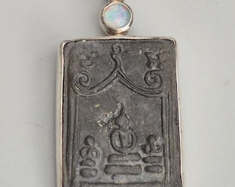 Thai Buddha amulet with opal – 3 seated figures, 925 silver setting, Schmuckrausch Vintage 1226