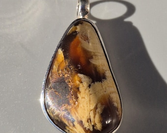 Sumatra Amber Pendant – 925 Silver, Cognac-Beige Marbled, Fluorescent under UV Light, Hand-Set – Schmuckrausch Vintage 0026