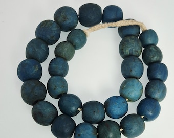 Antique Jatim pearl strand blue 28 large glass beads Java Jember 17-24 mm 278 g 58 cm Schmuckrausch Vintage 1904