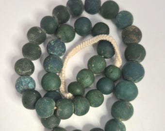 Opaque green Jatim Beads strand, heavy antique Java glass bead necklace, original strand, 38 beads, 165.87 g – Schmuckrausch Vintage 0334