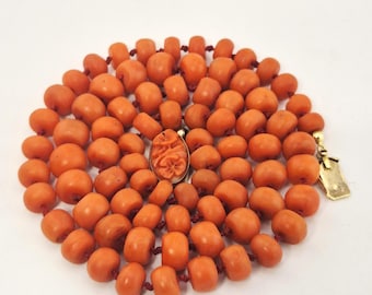 Coral necklace with coral cameo, 750 gold clasp, long vintage necklace, Italy, Schmuckrausch Vintage 0207