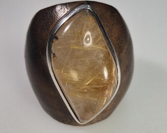 Makassar ebony ring with rutilated quartz – golden needles – freeform cabochon – size 58 – 925 silver – unique 1745