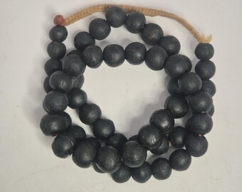 Jatim beads strand, almost black – old Java glass beads, round, 55 pieces – 58 cm – 75.19 g – 8.5–11.5 mm – Schmuckrausch Vintage 1978