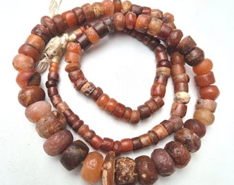 Long strand of 113 antique carnelian beads from the Sahara – 88 cm – 237 g – largest bead 25 mm – ethnographic collector's find