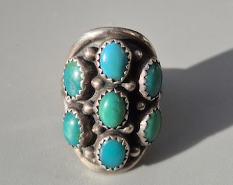 Vintage Zuni Ring USA with 7 turquoise cabochons in shades of blue and green, sterling silver, size 53 – Schmuckrausch Vintage 0046
