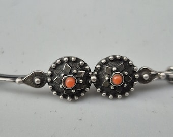 Fine historicism bar brooch silver tested coral – elaborate granulation, stylized flowers and leaf – Schmuckrausch Vintage 1233