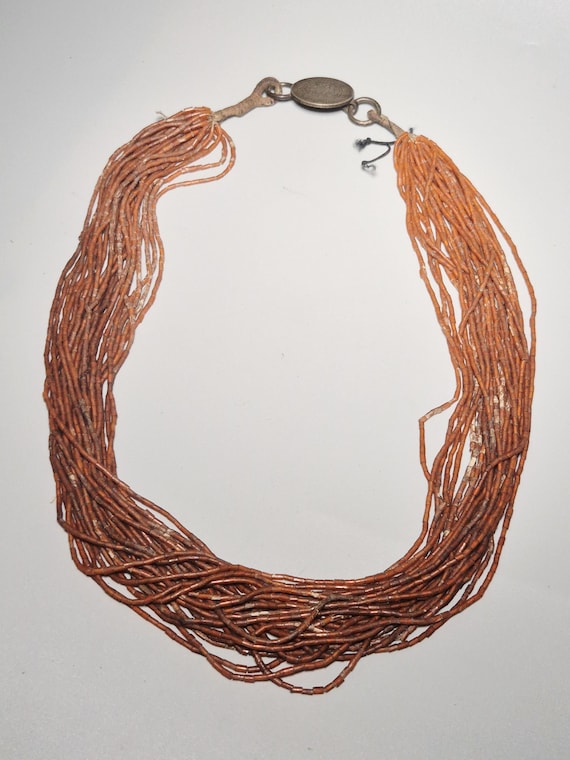 Antike Seedbead-Kette 24-strängig mit Münzverschluss aus alter indischer Münze, karneolfarbene Glasperlen Schmuckrausch Vintage 0024