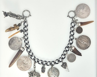 Antikes Charivari Silber 800–925 mit 16 Anhängern – Jagdtrophäen, Münzen, Fossil, Bergkristall – Schmuckrausch Vintage 1366