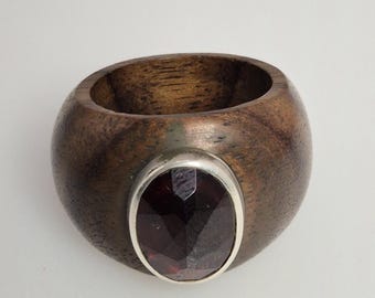 Ebony and silver ring with faceted oval garnet, size 58 – Schmuckrausch Vintage 1840