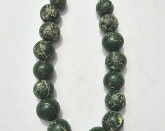Strand of 17 antique Jatim beads – green | Solid-colored trade beads from Indonesia | 22–18.9 mm | 34 cm | 188 g (1373)