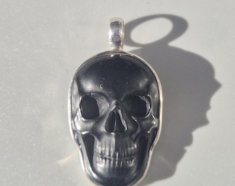 Skull pendant made of onyx – matte-finished skull stone – 925 silver bail with hallmark – handcrafted – Schmuckrausch Vintage 1895