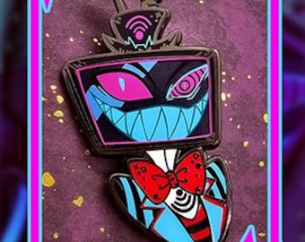 Puede incluir: Un pin de esmalte azul y negro con un personaje de dibujos animados con una pantalla de televisión por cabeza. El personaje tiene una pajarita roja y una sonrisa traviesa. El pin es un accesorio divertido y peculiar para los fans de la serie.