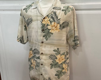 Camisa Aloha Hawaiana Tommy Bahama de Seda Pequeña con Fondo Canela y Plumerias Amarillas y Hojas Verdes