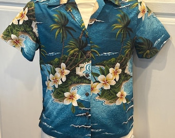 Damska mała bawełniana koszula hawajska Hilo Hattie Aloha z turkusowym tłem i zielonymi palmami oraz białymi kwiatami