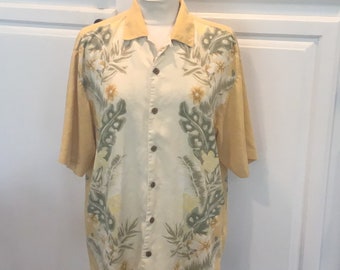 Camisa hawaiana Aloha de seda Tommy Bahama, talla mediana, con fondo dorado y crema, flores amarillas y doradas y hojas verdes.