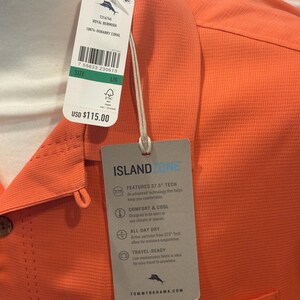 Pu&ograve; includere: Camicia con bottoni color corallo con trama strutturata. La camicia ha una tasca e un'etichetta con la scritta "Royal Bermuda" e "Island Zone". L'etichetta indica anche la taglia L/G.