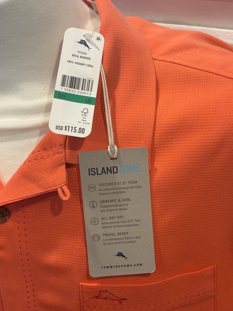 Pu&ograve; includere: Camicia con bottoni color corallo con trama strutturata. La camicia ha una tasca e un'etichetta con la scritta "Royal Bermuda" e "Island Zone". L'etichetta indica anche la taglia L/G.