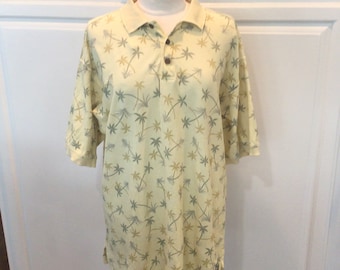 Grand polo Tommy Bahama à fond jaune et à imprimé palmiers vert et or