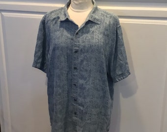 XL Tensel Tommy Bahama Hawaii Aloha Shirt in einem Denim Blue Print mit All Over Palmen