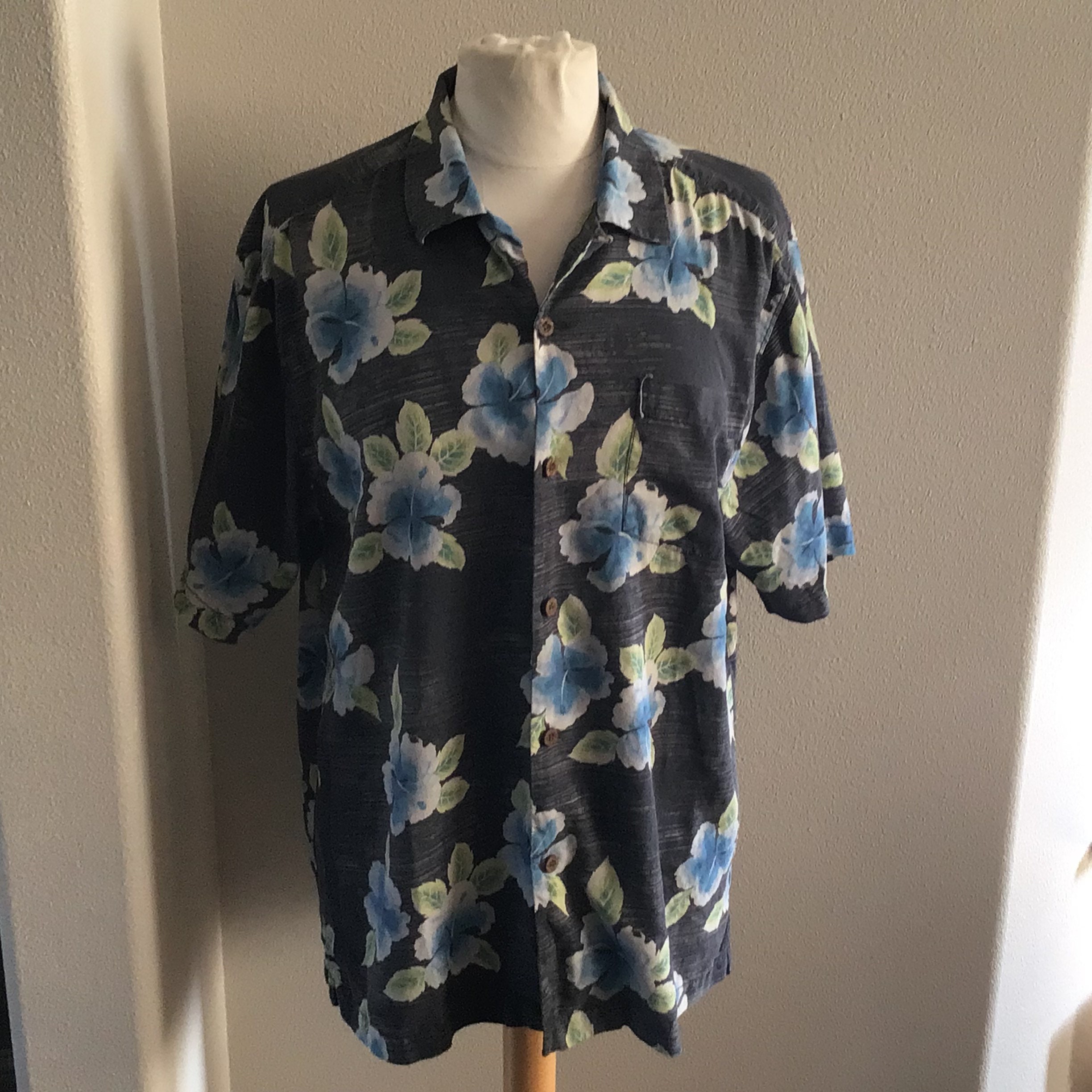 Medium Tommy Bahama Original Fit Silk 