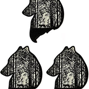 Könnte beinhalten: Drei schwarze, gestickte Bügeleisen-Aufnäher mit einer Wolfssilhouette, in der sich eine Waldszene befindet. Der Wolf blickt nach rechts und der Wald ist hellbeige.