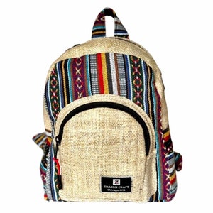 Sac à dos unique de petite taille en tissu de chanvre naturel. Sac de jour solide et respectueux de l'environnement. Sac à dos multi-poches multicolore fait main unisexe