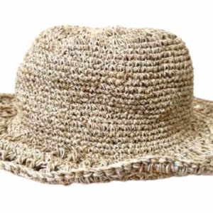 Könnte beinhalten: Ein hellbrauner gehäkelter Sonnenhut mit breiter Krempe.
