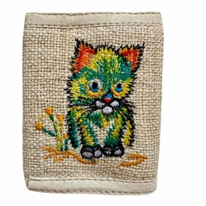 Carteira dobrável e respirável, feita de cânhamo natural resistente e ecológico. Carteira exclusiva com estampa de gatinho fofo bordado à mão. Design unissex moderno.