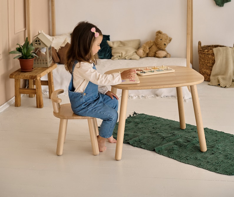 Montessori-Möbel Holztisch mit Stühlen-Set für Kinder, Kindermöbel aus Holz, Kindertisch, Kleinkindtisch, Schreibtische, Tische & Stühle. Bild 2
