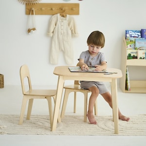 Montessori-Möbel Holztisch und Stühle für Kinder, Holztisch Kinder-Möbel, Kindertisch, Kleinkindtisch, Schreibtische, Tische & Stühle Bild 3