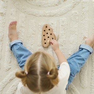 Regalos para niños Juguete de cordones de madera, juguetes lunares, juguetes para niños, juguetes inquietos, juguetes sensoriales, juguetes de habilidad, juguetes de madera, juguetes Montessori para 2 años imagen 9