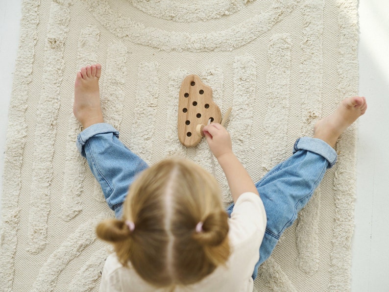 Regalos para niños Juguete de cordones de madera, juguetes lunares, juguetes para niños, juguetes inquietos, juguetes sensoriales, juguetes de habilidad, juguetes de madera, juguetes Montessori para 2 años imagen 9