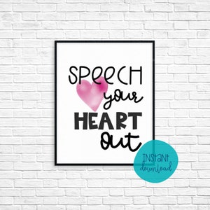 Puede incluir: Un diseño de arte de pared imprimible con un corazón rosa de acuarela y el texto "Speech your heart out".