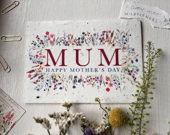 Może przedstawiać: Biała kartka z kwiatowym obramowaniem i napisem "MUM" w kolorze bordowym. Na kartce widnieje również napis "Happy Mother's Day".
