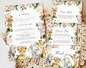 Puede incluir: Una invitación a un baby shower con temática de animales de la selva. La invitación presenta un esquema de color rosa y verde con una ilustración de acuarela de una jirafa, un elefante, una cebra y un león. El texto de la invitación dice "Una dulce niña está en camino" e incluye detalles sobre la ducha, incluida la fecha, la hora, la ubicación y la información de RSVP. También hay dos tarjetas más pequeñas con texto que dice "Rifa de pañales" y "Libros para bebé".
