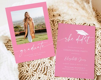Può includere: Invito a una festa di laurea rosa con un'icona di cappello di laurea bianco e il testo "she did it". L'invito include il testo "Si prega di unirsi a noi per una festa di laurea in onore di Elizabeth Jones" e i dettagli della festa.