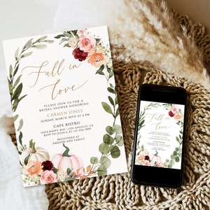 Può includere: Un invito rettangolare per un addio al nubilato e uno smartphone che mostra lo stesso design. Entrambi presentano la scritta Fall in love, composizioni floreali nei toni del rosa, arancione e rosso scuro, foglie di eucalipto e zucche.